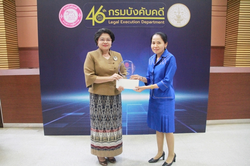 รูป ﻿พิธีมอบโล่ประกาศเกียรติคุณให้กับหน่วยงานที่ได้รับรางวัลชมเชยสำนักงานบังคับคดีใสสะอาด 